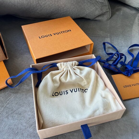 Louis Vuitton Belt. Reversible. Black on one side and brown on the other. - Picture 10 of 13